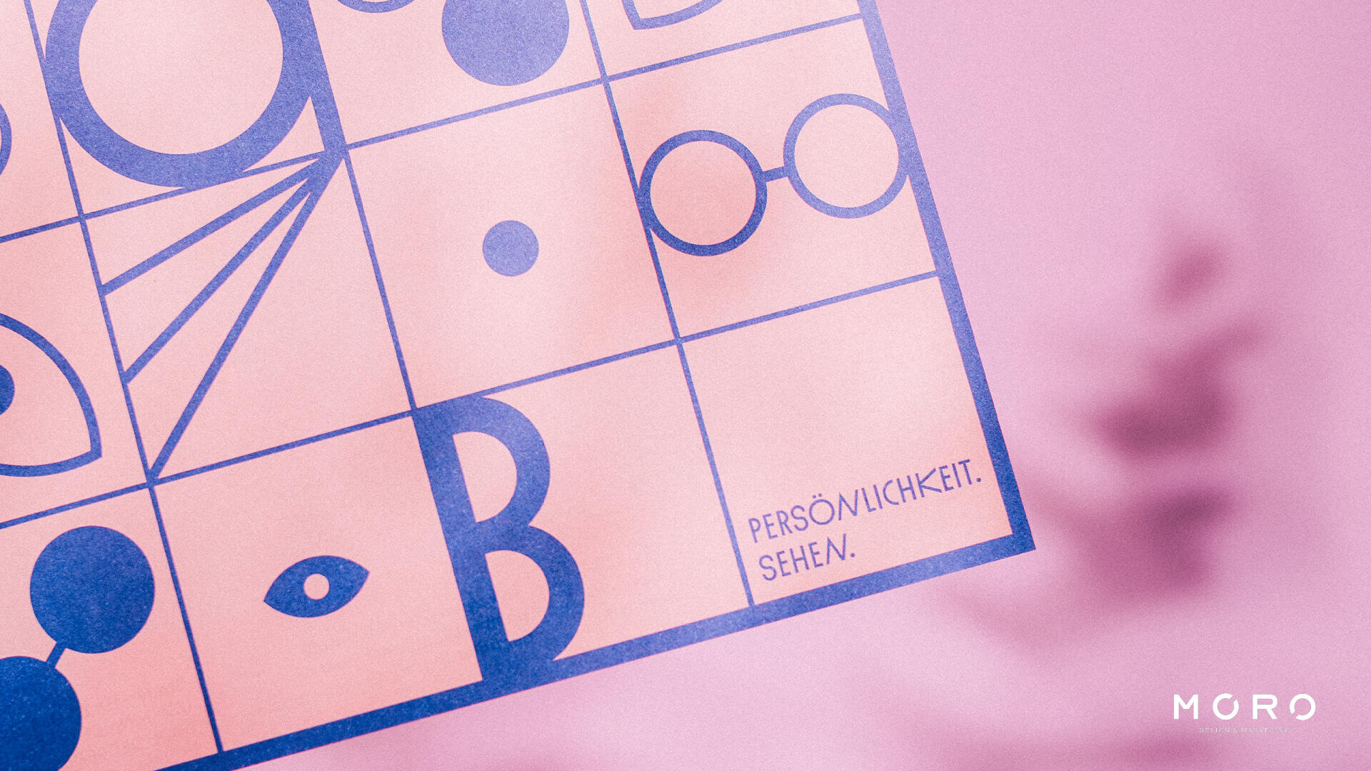 Ein rosa Blatt mit blauen geometrischen Illustrationen, darunter Kreise, Gläser und Buchstaben. Der deutsche Text PERSÖNLICHKEIT. SEHEN. erscheint in einem Kästchen, mit einem verschwommenen Pflanzenschatten und dem Logo MURO in der Ecke.