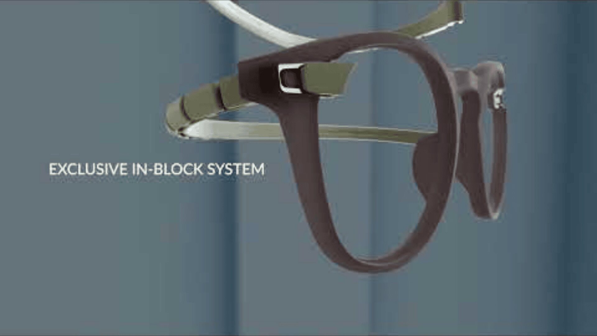 Vor einem unscharfen blauen Hintergrund ist eine Brille mit modernem Rahmen und exklusivem In-Block-System zu sehen.