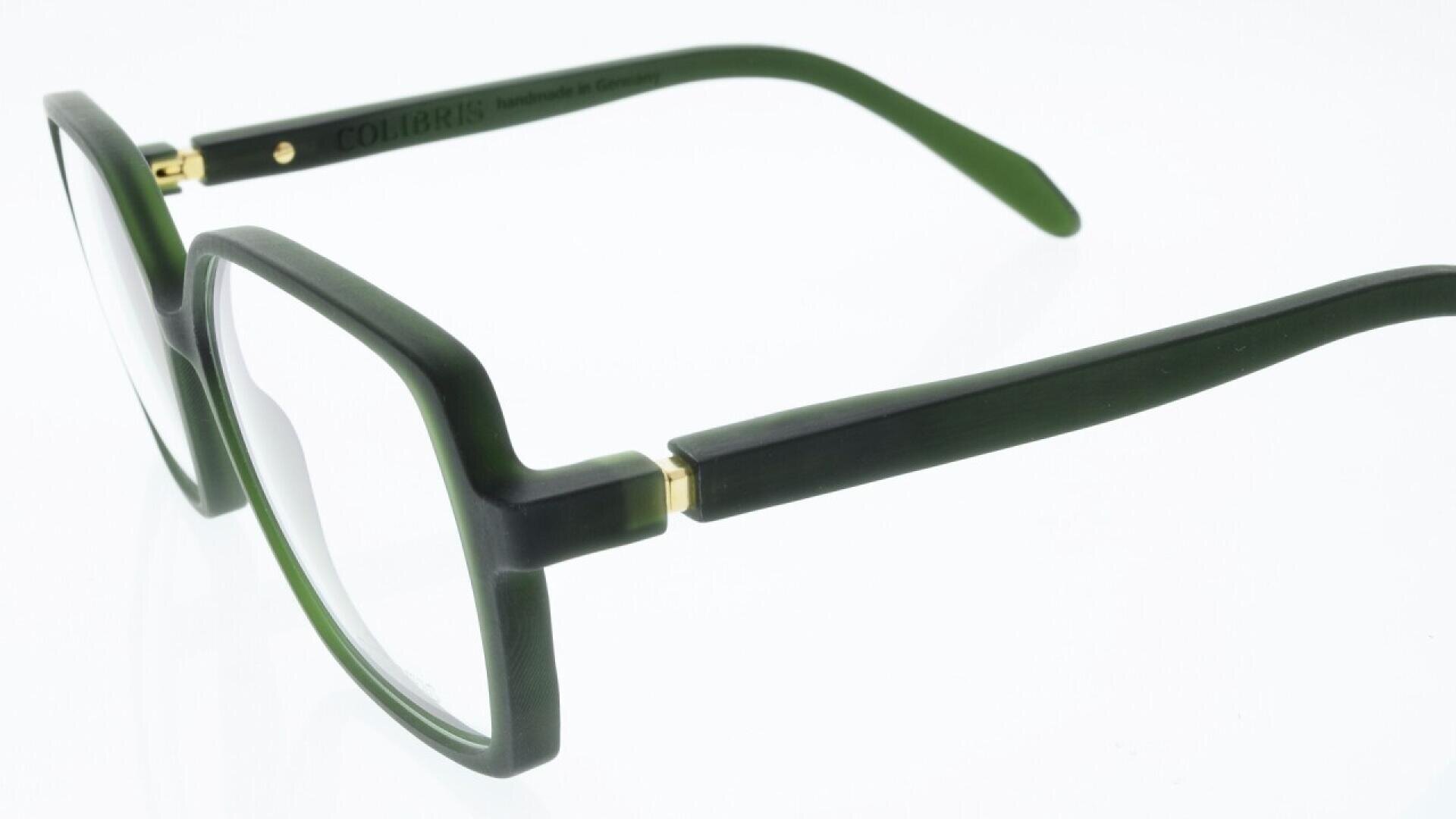 Eine grüne, rechteckige Brille mit dickem Rahmen und klaren Gläsern, die so abgewinkelt ist, dass die Seite und Vorderseite des Rahmens auf einem weißen Hintergrund sichtbar sind.