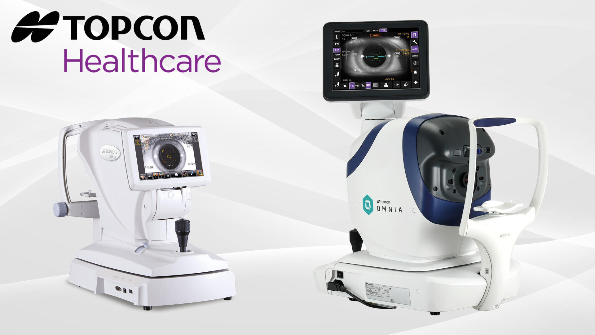 Zwei moderne ophthalmologische Diagnosegeräte mit digitalen Bildschirmen werden nebeneinander auf einem weißen Hintergrund angezeigt, mit dem Logo von Topcon Healthcare in der oberen linken Ecke.