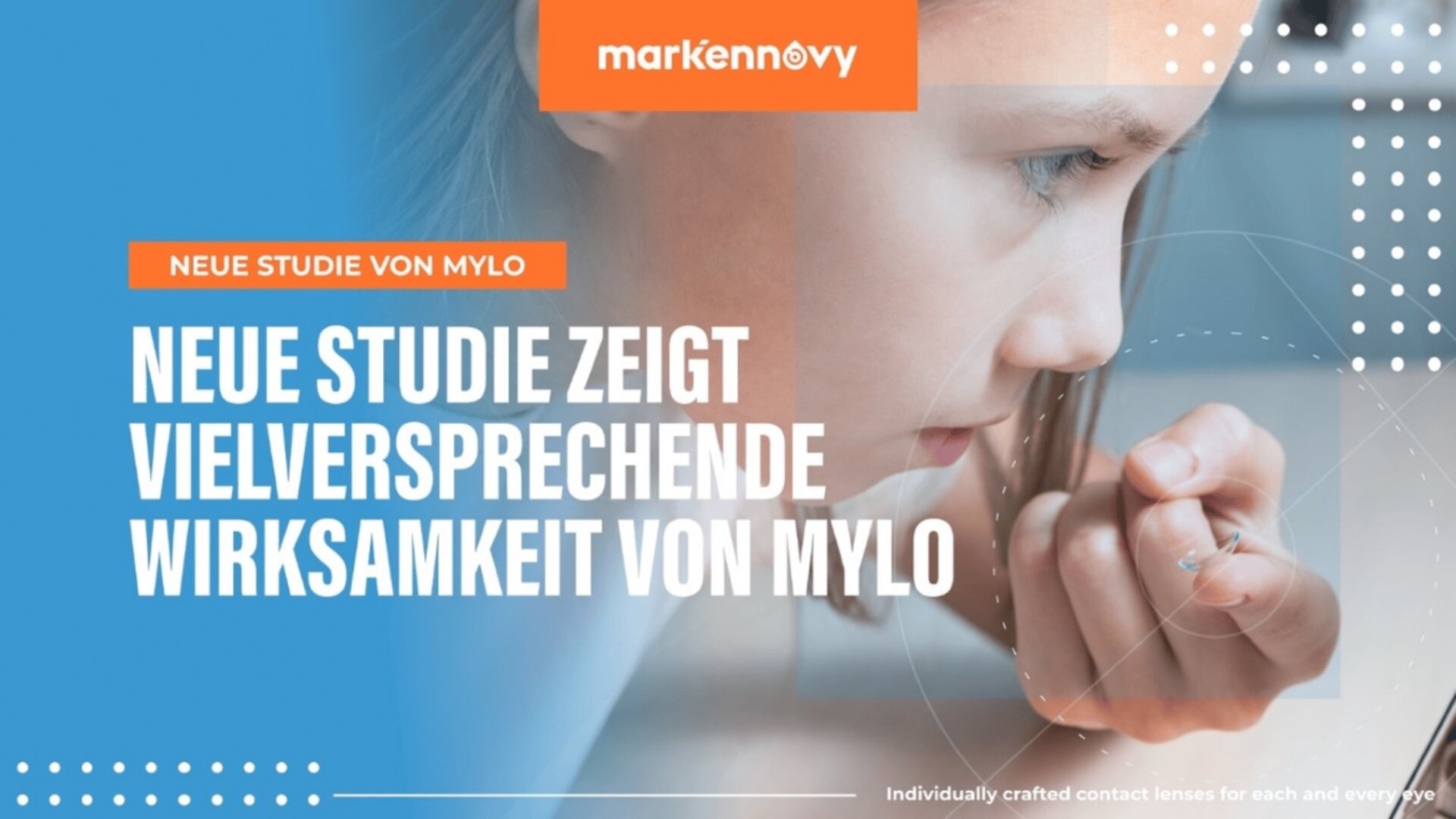 Ein Kind, das aufmerksam etwas betrachtet, mit eingeblendetem deutschen Text über eine neue Studie, die die vielversprechende Wirksamkeit von MYLO belegt, und dem MarkenNoy-Logo im oberen Bereich. Das Design verwendet blaue, weiße und orangefarbene Akzente.
