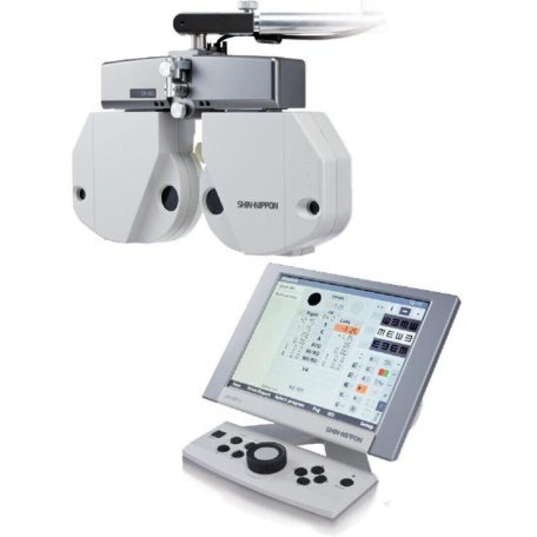 Ein digitaler Phoropter und ein Bedienfeld mit Anzeigebildschirm für Augenuntersuchungen und Sehtests. Der Markenname Shin-Nippon ist auf beiden Geräten sichtbar.