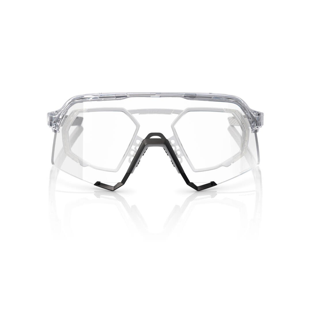 Durchsichtige Schutzbrille mit schwarzem Steg und Nasenstück auf weißem Hintergrund, nach vorne gerichtet. Das Design zeichnet sich durch kantige Linien und transparente, umlaufende Gläser zum Schutz der Augen aus.