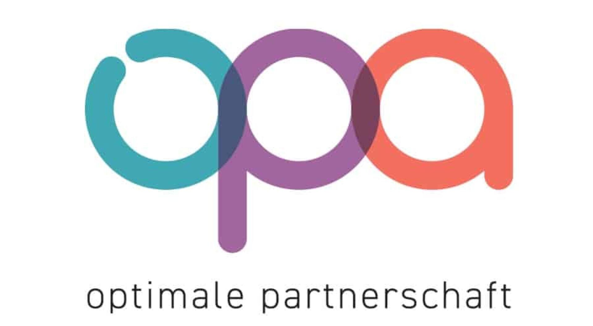 Logo mit den Buchstaben „opa“ in Blaugrün, Lila und Orange mit überlappenden Kreisen über den Worten „optimale Partnerschaft“ in kleinen schwarzen Buchstaben auf weißem Hintergrund.