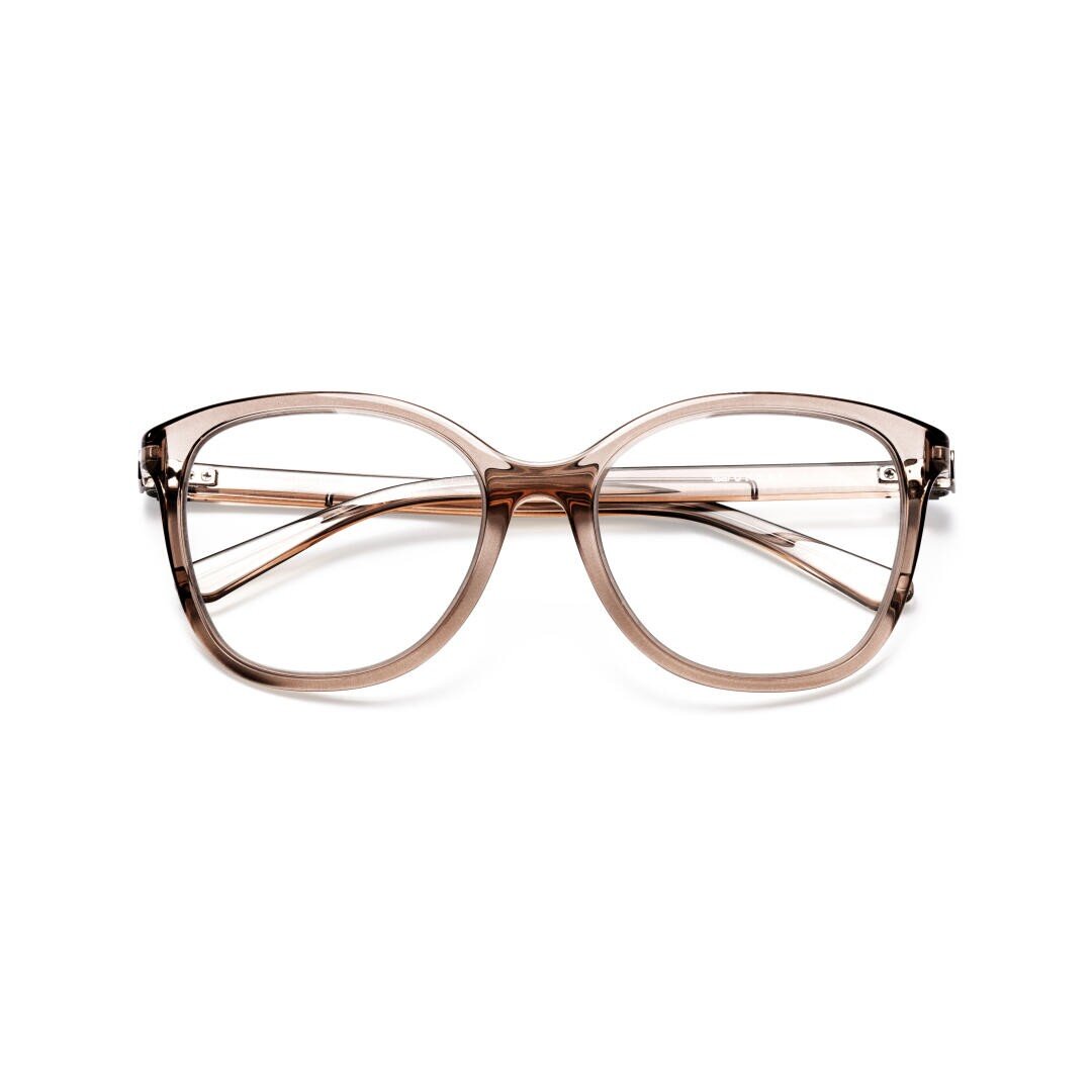 Eine braune, durchscheinende Brille mit übergroßen, runden Gläsern und dünnem Rahmen, von vorne auf weißem Hintergrund abgebildet.