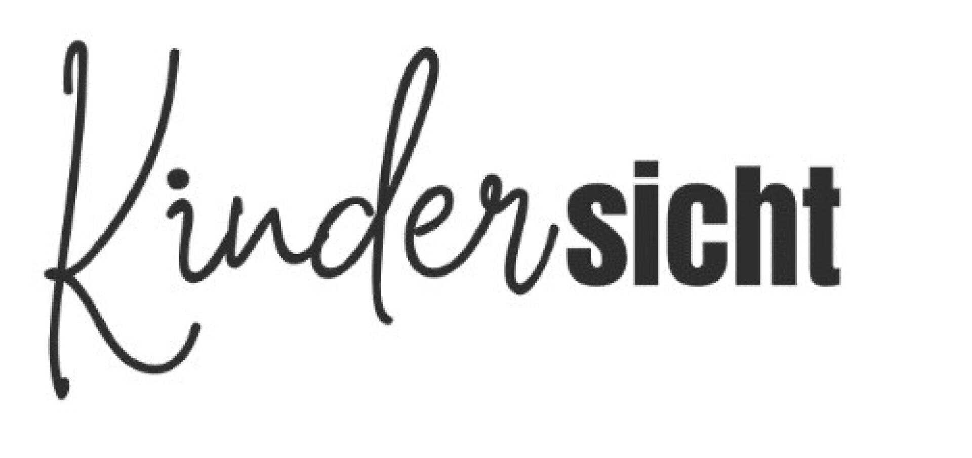 Das Bild zeigt das Wort „Kindersicht“ mit „Kinder“ in Schreibschrift und „Sicht“ in fetten, serifenlosen Buchstaben, alles in Schwarz auf weißem Hintergrund.