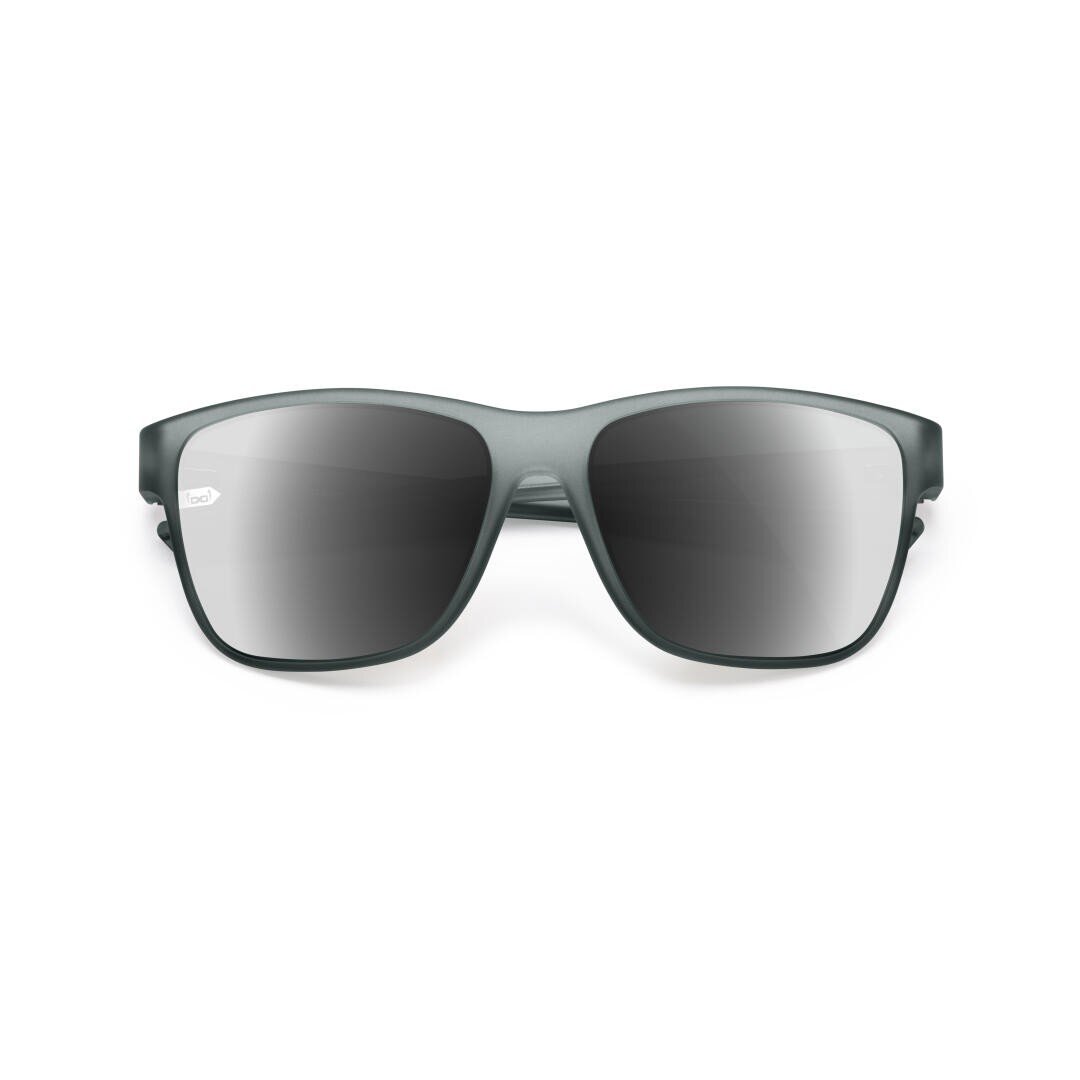 Vor einem weißen Hintergrund ist eine mattgraue Sonnenbrille mit großen, rechteckigen, verspiegelten Gläsern abgebildet.