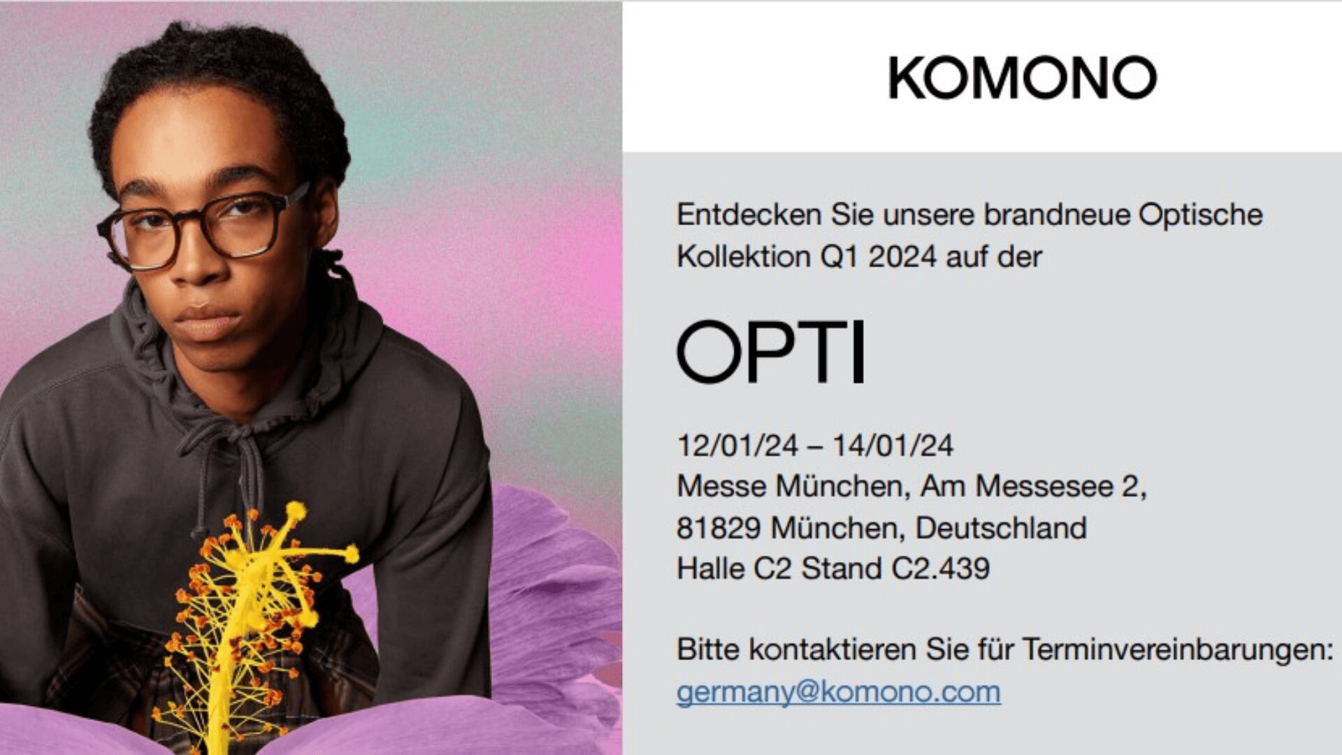 Eine Person mit Brille und Dreadlocks sitzt neben einer stilisierten gelb-violetten Blume. Der Text rechts wirbt für die Einführung der Komonos-Brillenkollektion auf der OPTI 2024 in München und enthält Veranstaltungsdetails und Kontaktinformationen.