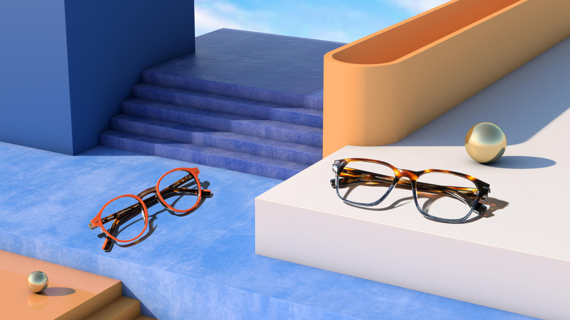 Zwei Brillen, eine orange und eine in Schildpattoptik, liegen auf blau-weißen geometrischen Flächen mit abstrakten Treppen und geschwungenen Strukturen im Hintergrund. Kleine Metallkugeln sind verstreut.