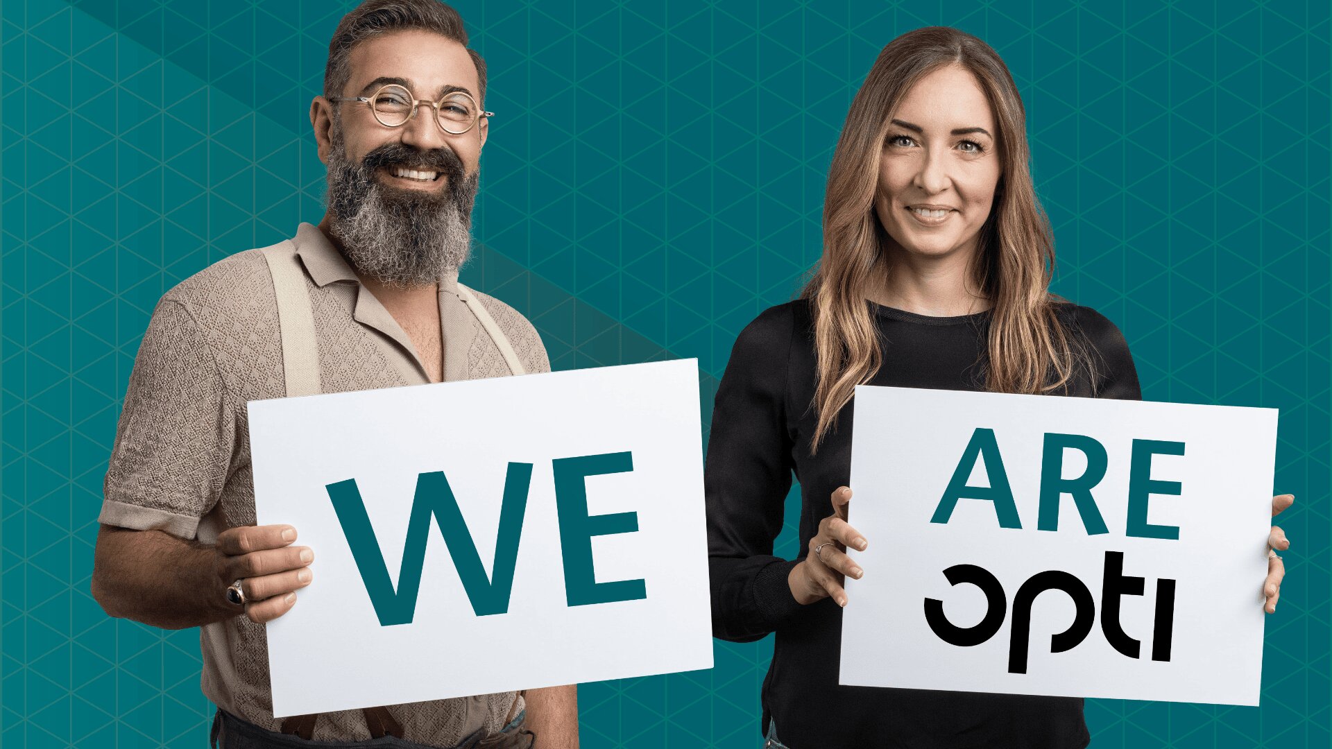 Zwei Menschen lächeln in die Kamera, jeder hält ein Schild in der Hand. Auf dem Schild des Mannes steht "WIR" und auf dem Schild der Frau "SIND opti". Der Hintergrund ist türkisfarben und hat ein geometrisches Muster.