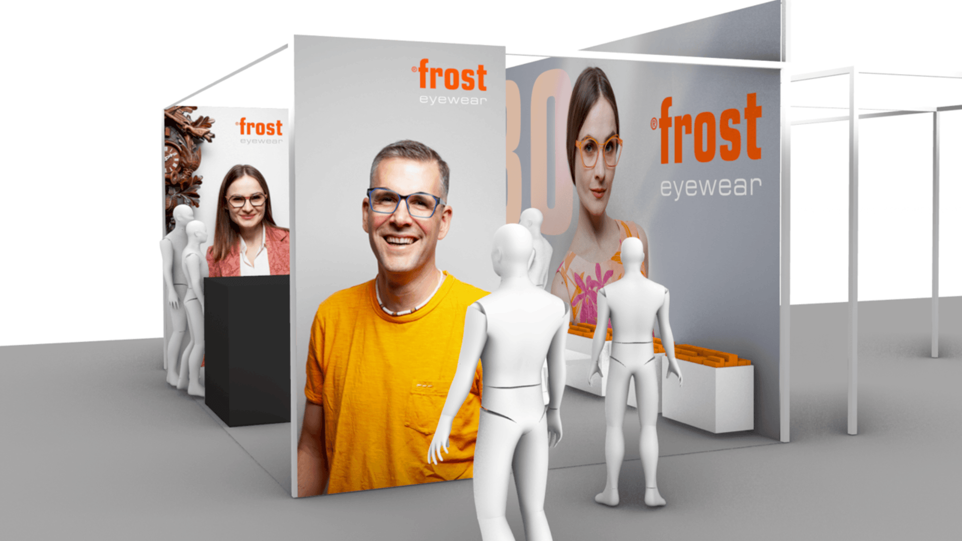 Ein Messestand für Frost Eyewear zeigt große Fotos von lächelnden Brillenmodellen, moderne weiße und graue Wände, orangefarbenes Branding und Schaufensterpuppen, die um den Stand herumstehen.