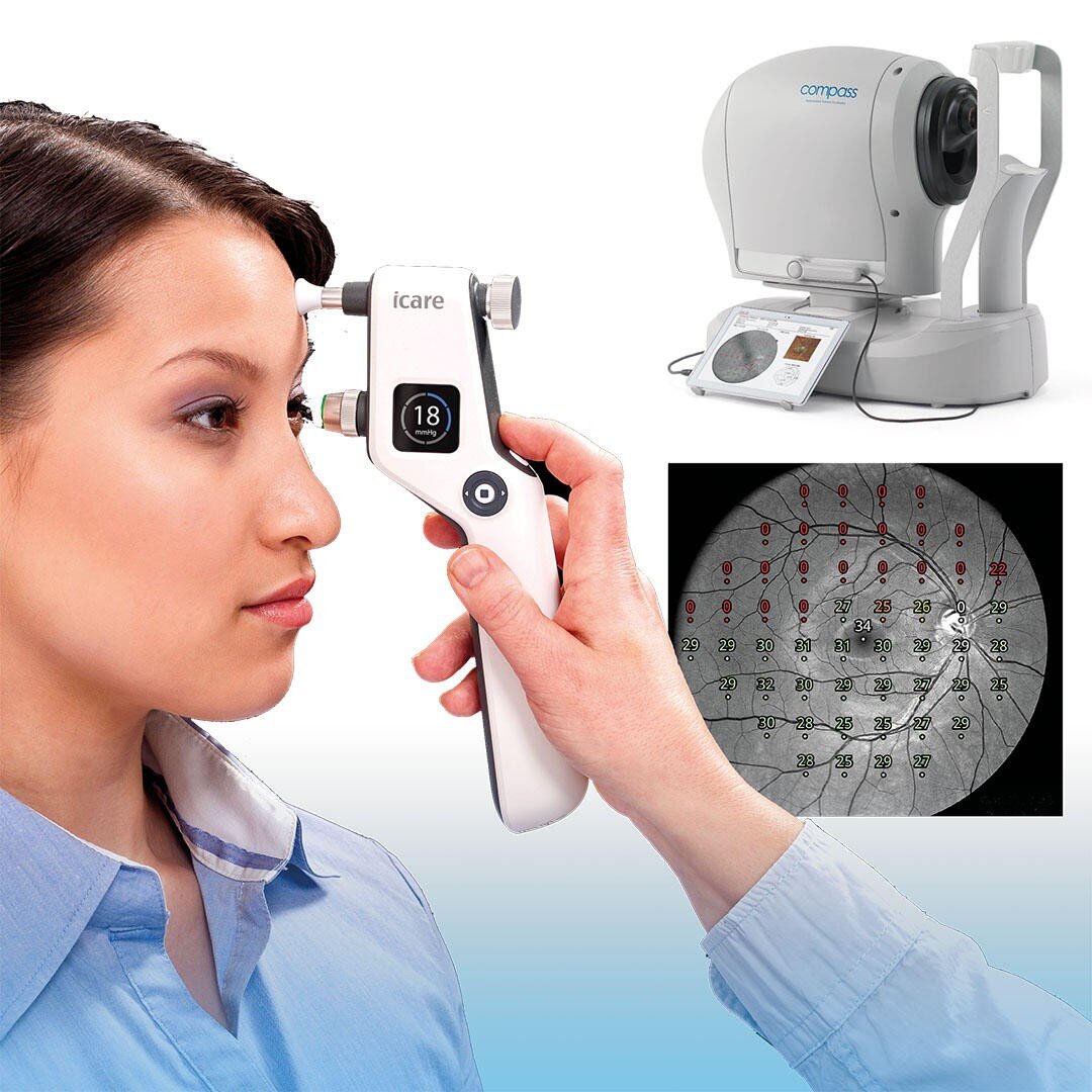 Eine Patientin unterzieht sich einer Augenuntersuchung mit einem Handgerät, das sie an ihr Auge hält. In der Nähe befindet sich ein modernes Sehtestgerät und ein Bild eines Netzhautscans mit numerischen Markierungen.
