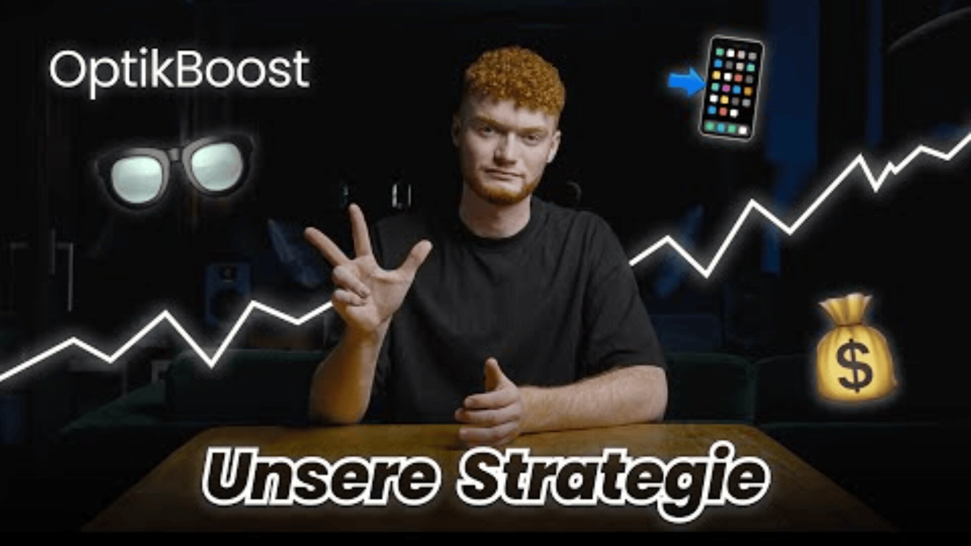 Ein Mann sitzt an einem Tisch und hält drei Finger hoch. Auf dem Bildschirm erscheinen die Worte „OptikBoost“ und „Unsere Strategie“, dazu Symbole einer Brille, eines Smartphones, eines Geldbeutels und einer ansteigenden weißen Kurve.