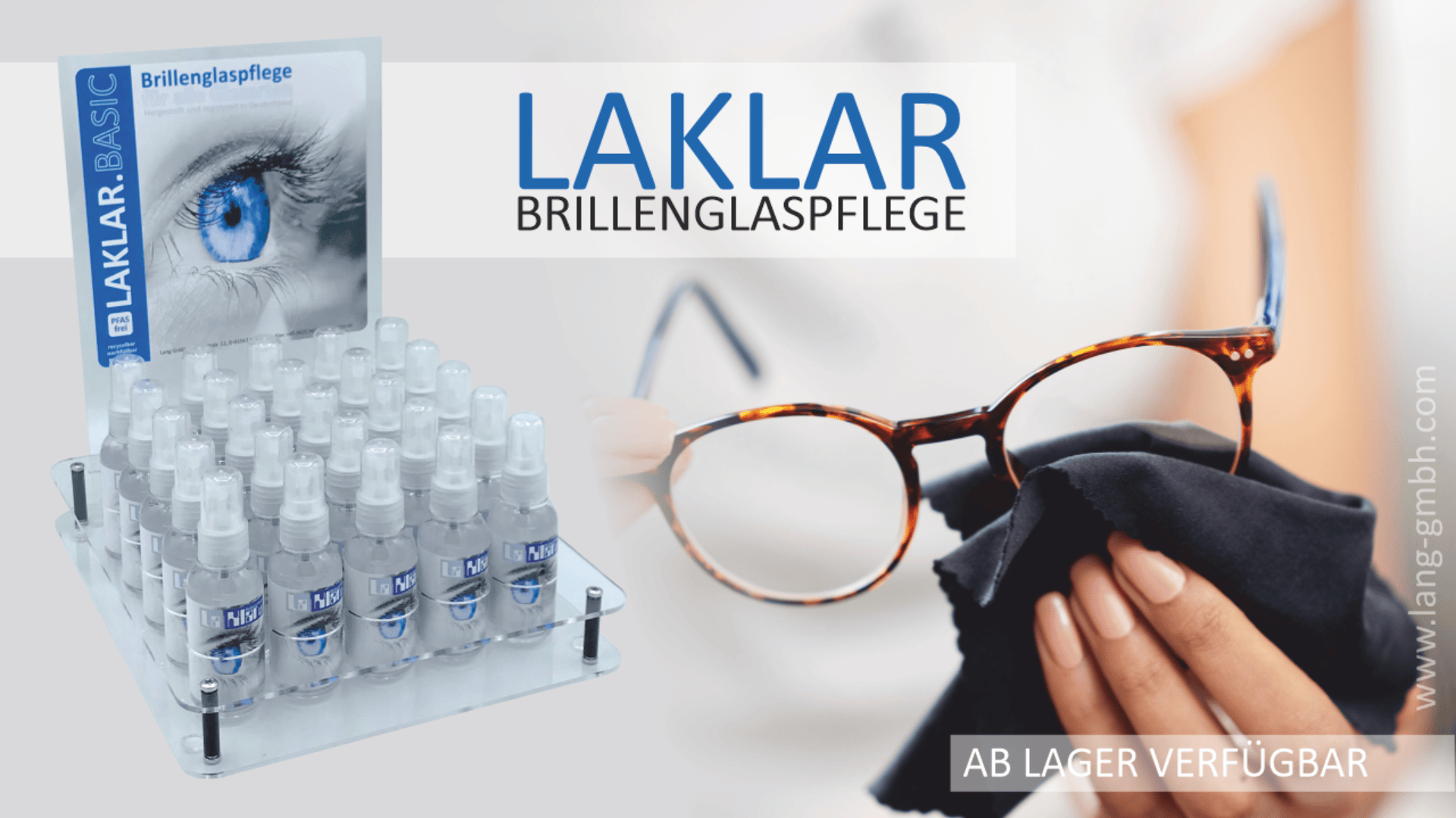 Display mit LAKLAR-Brillenreinigungssprays auf der linken Seite; rechts reinigt eine Hand eine Schildpattbrille mit einem schwarzen Tuch. Text: LAKLAR Brillenglaspflege und AB LAGER VERFÜGBAR.