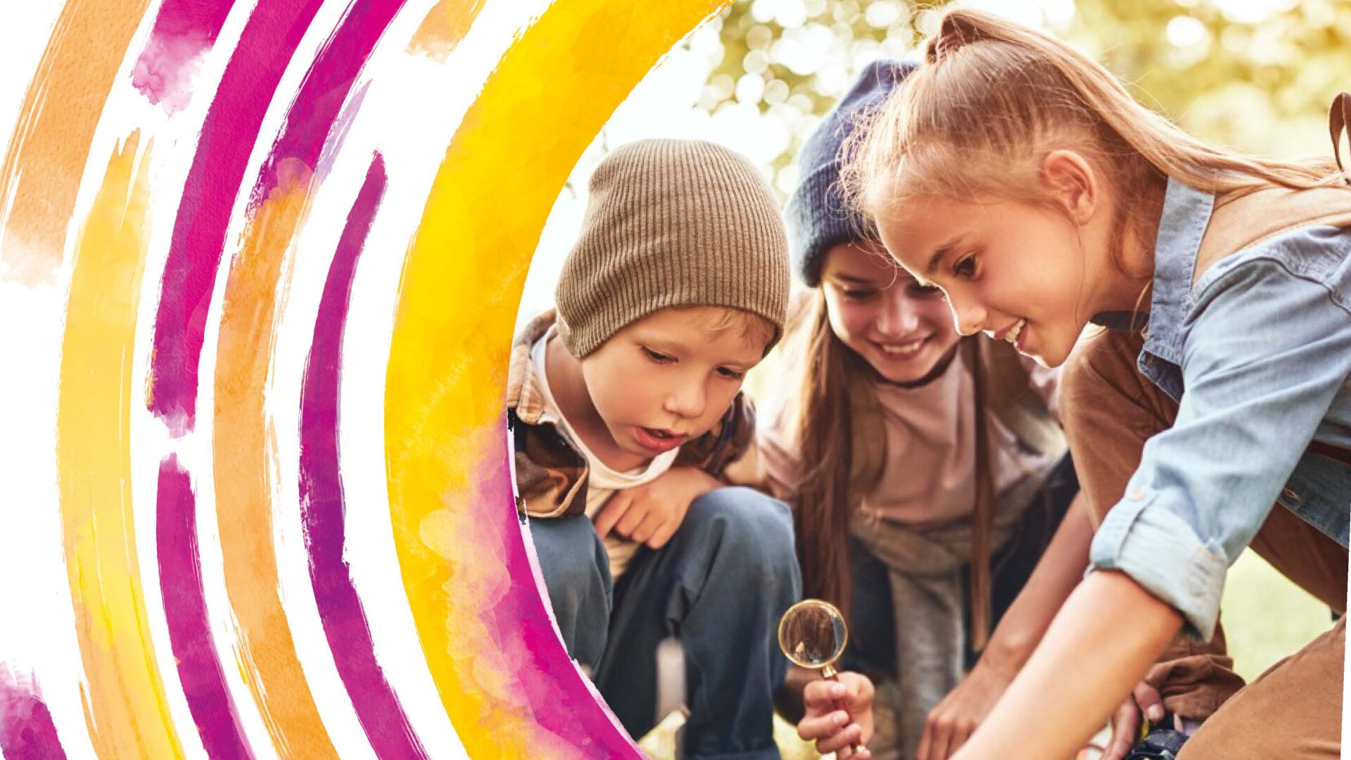 Drei Kinder untersuchen im Freien lächelnd und neugierig etwas auf dem Boden mit einem Vergrößerungsglas. Bunte rosa, gelbe und orangefarbene Wirbel umrahmen die linke Seite des Bildes.