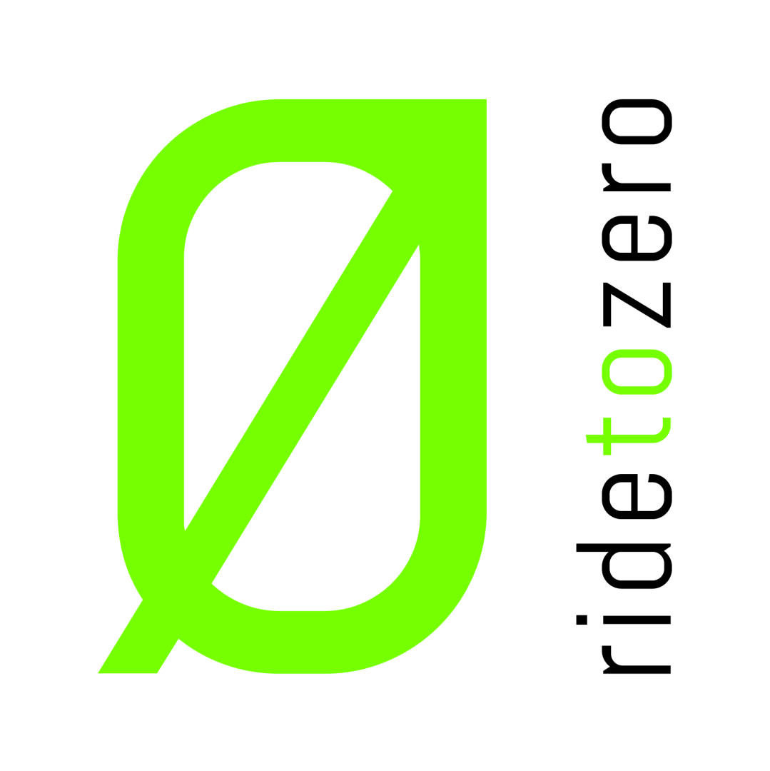 Eine grüne stilisierte Null mit einem diagonalen Strich erscheint neben den Worten ride to zero, die vertikal mit to in grün und dem Rest in schwarz auf weißem Hintergrund geschrieben sind.