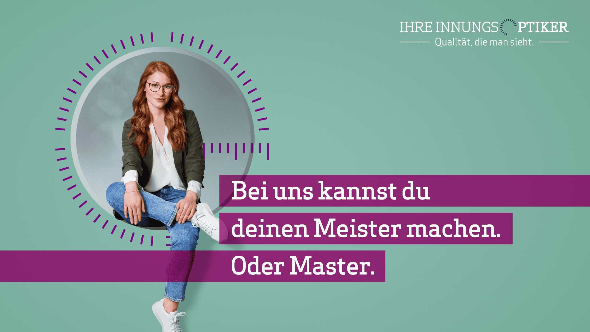Eine junge Frau mit langen roten Haaren, Brille, Freizeitkleidung und weißen Turnschuhen sitzt auf einem Hocker. Der Text neben ihr lautet: "Bei uns kannst du deinen Meister machen. Oder Meister. Das Logo von IHRE INNUNGSOPTIKER befindet sich oben rechts.