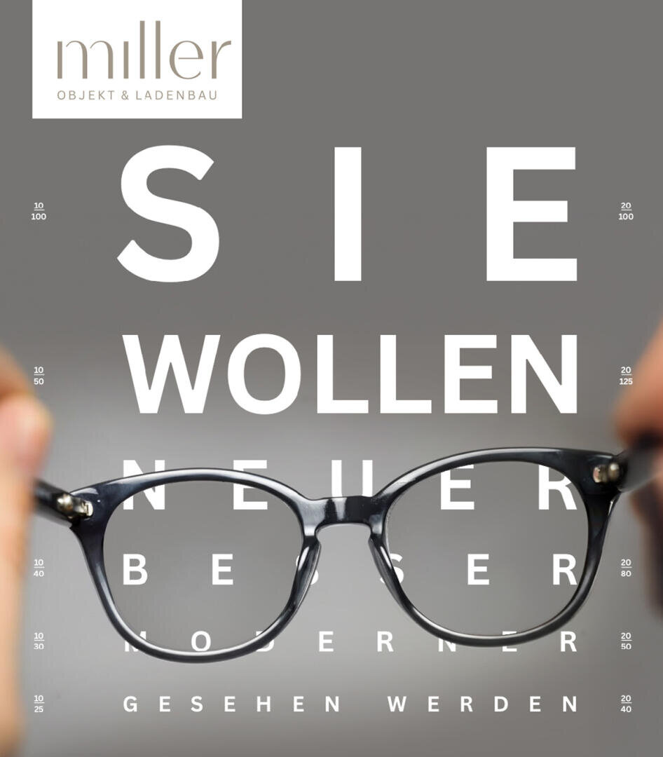 Eine schwarze Brille wird vor eine Sehtafel mit großen Buchstaben SIE WOLLEN BESSER GESEHEN WERDEN und kleinen Abmessungen an den Seiten gehalten. Das Müller-Logo erscheint oben links.