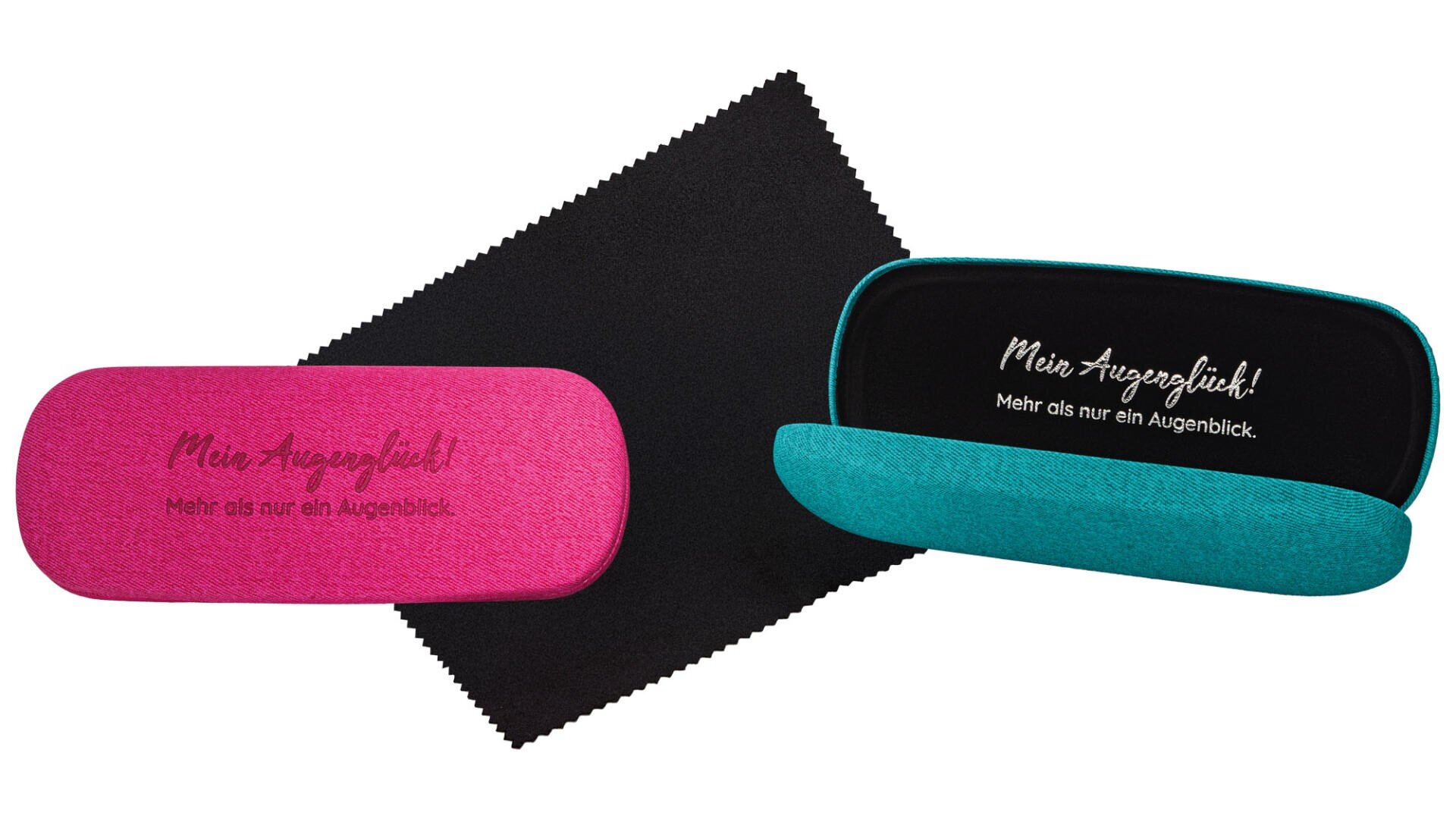Zwei Brillenetuis, eines rosa und eines blaugrün, beide mit deutscher Beschriftung auf der Innenseite, sind neben einem schwarzen Mikrofaser-Reinigungstuch abgebildet. Das rosa Etui ist geschlossen, das blaugrüne geöffnet.