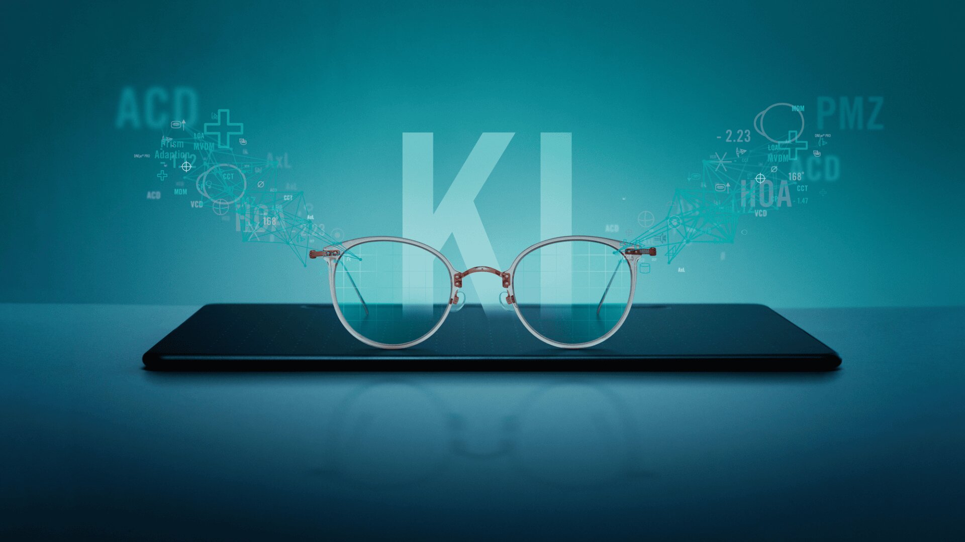 Eine Brille ruht auf einem Smartphone, auf dem die Buchstaben KI und digitale Grafiken mit chemischen Formeln und wissenschaftlichen Diagrammen über einem blauen Hintergrund schweben.