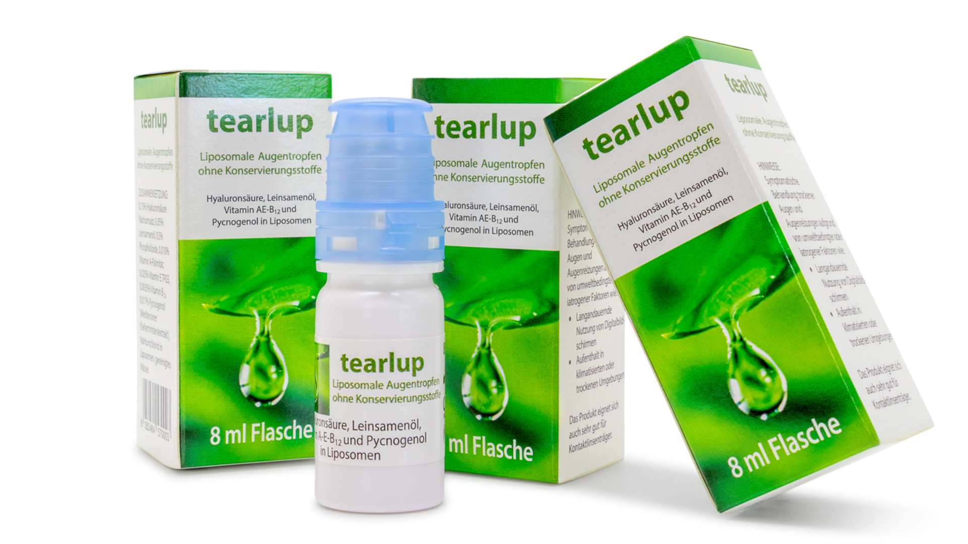 Ein weißes Fläschchen mit blauer Kappe und der Aufschrift "Tearlup" steht vor zwei grün-weißen Schachteln mit Wassertropfenmotiven. Die Verpackung weist darauf hin, dass es sich um einen 8-ml-Behälter mit liposomalen Augentropfen handelt.