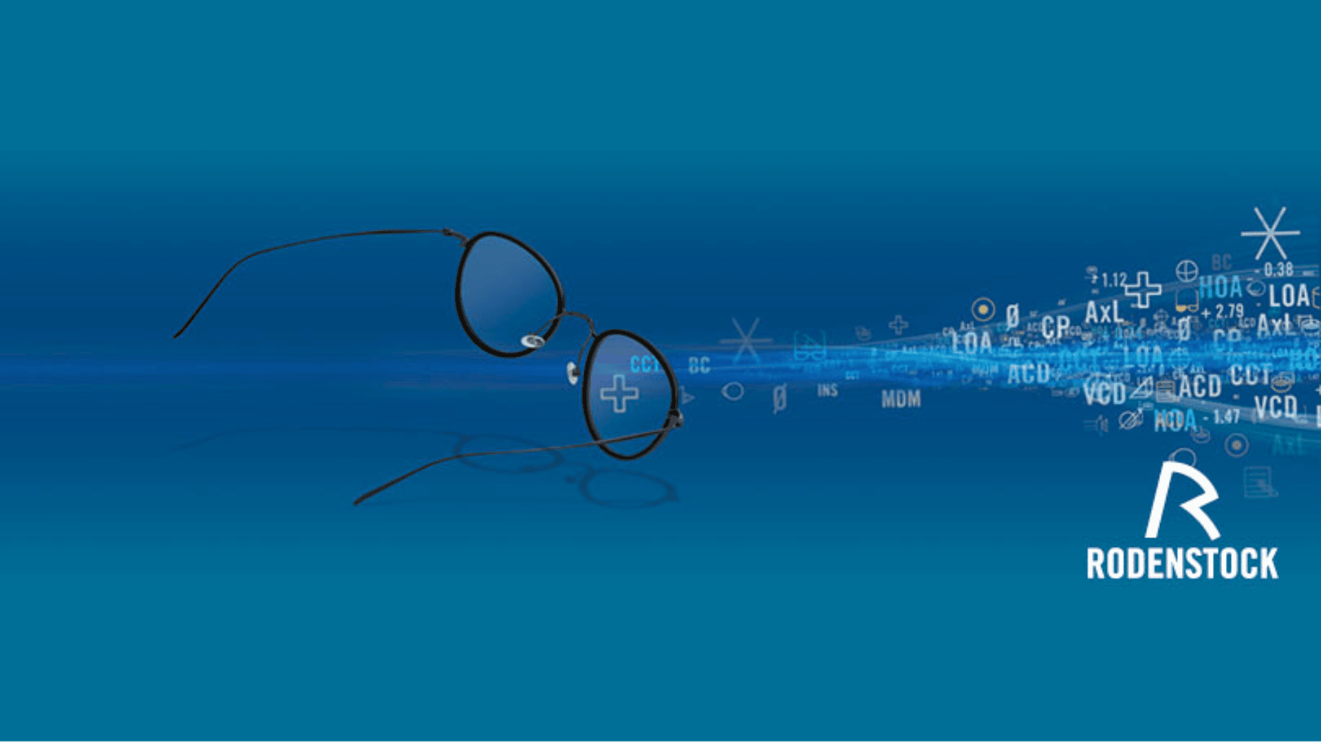 Auf blauem Hintergrund schwebt eine Brille, aus deren rechtem Glas verschiedene weiße medizinische und sehkraftbezogene Symbole und Buchstaben herausragen. Das Rodenstock-Logo erscheint in der unteren rechten Ecke.