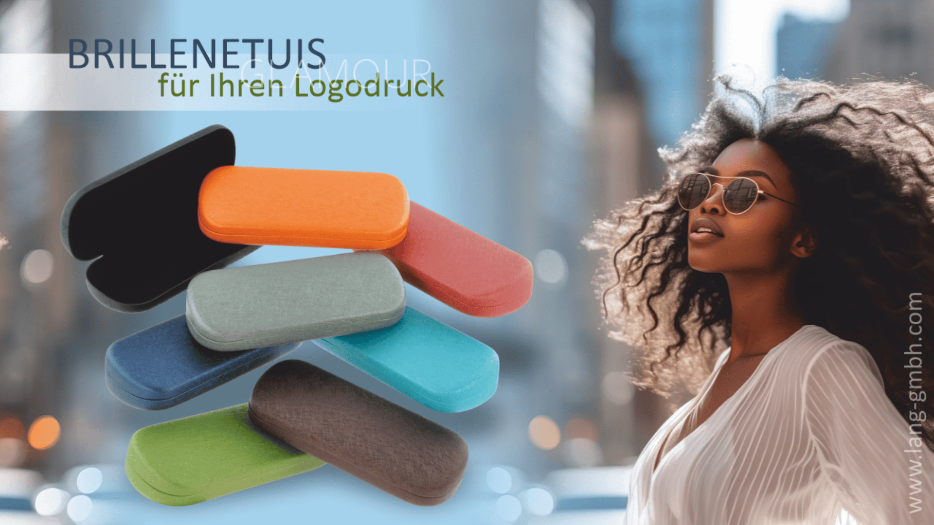 Eine Frau mit lockigem Haar und Sonnenbrille lächelt im Freien, neben einer Reihe von bunten Brillenetuis. Der Text lautet: BRILLENETUIS für Ihren Logodruck. Website: ialg-gmbh.com.