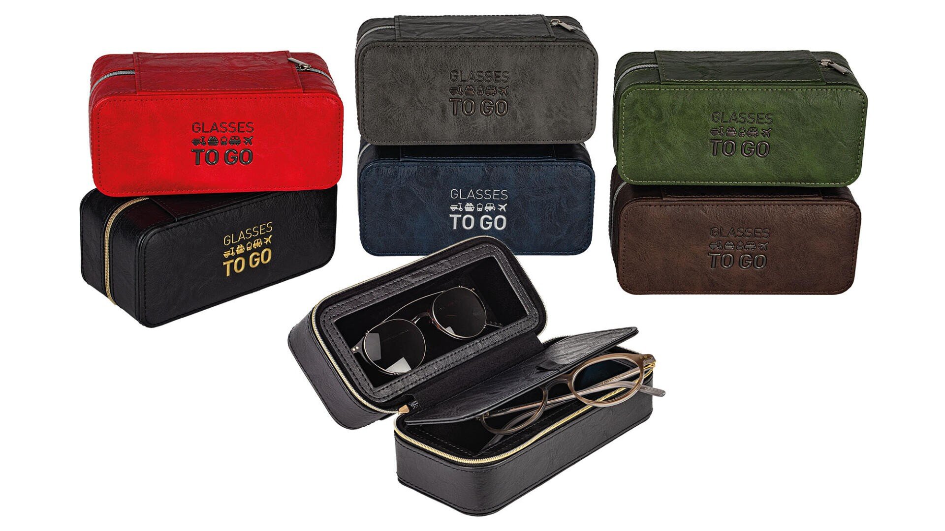 Sechs rechteckige Brillenetuis in Rot, Schwarz, Grau, Grün und Braun, jeweils mit der Aufschrift „GLASSES TO GO“, wobei ein Etui geöffnet ist und zwei Brillen darin aufbewahrt werden.