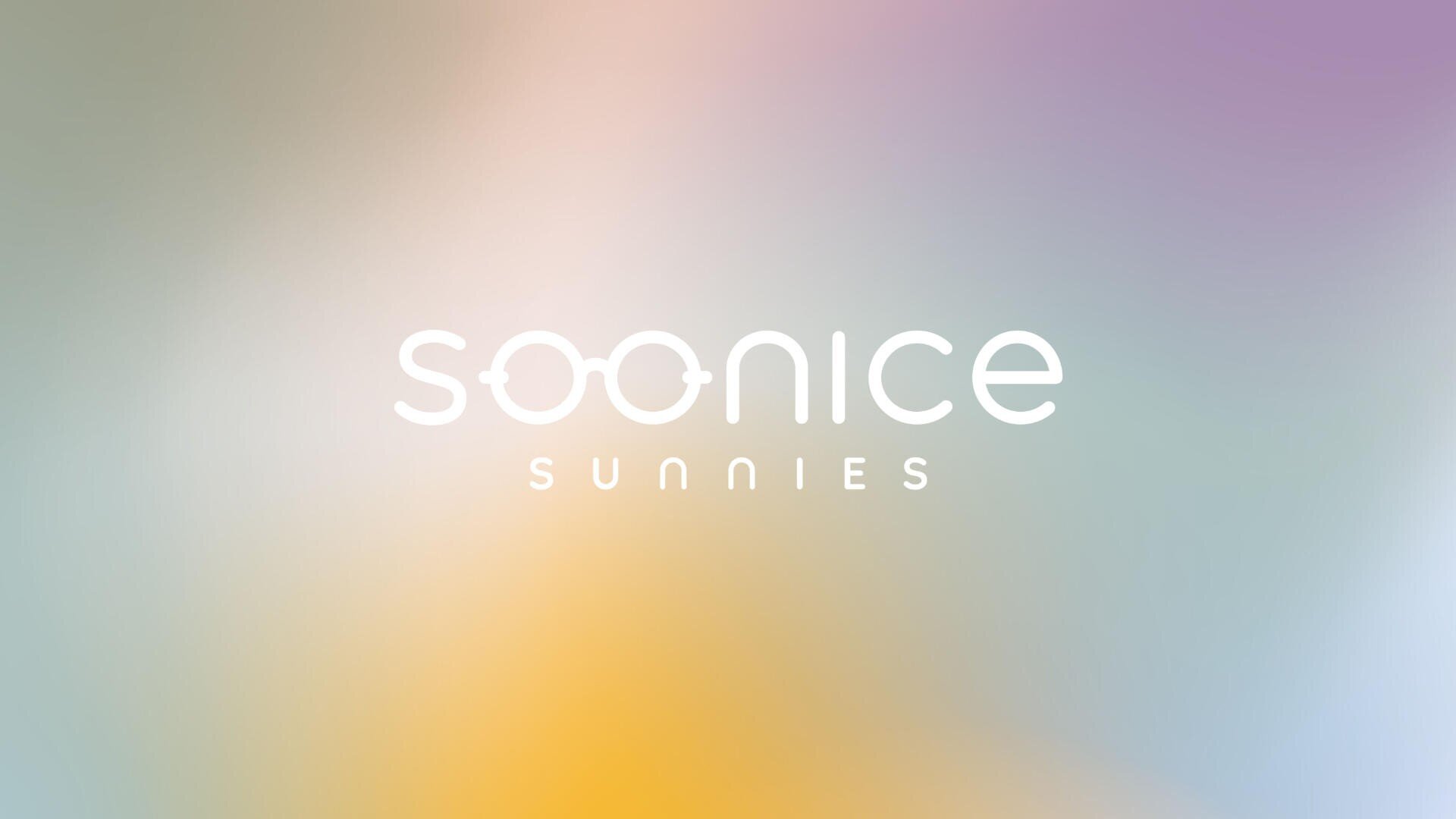 Weißer Text auf pastellfarbenem Hintergrund mit Farbverlauf lautet „Soonnice Sunnies“, wobei zwei ineinander greifende Kreise, die an Brillen erinnern, das doppelte O in „Soonnice“ bilden.