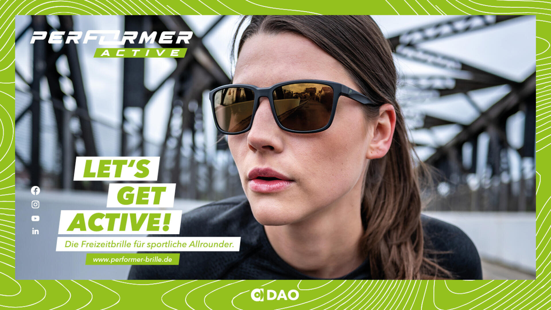 Eine Person mit dunkler Sonnenbrille und schwarzem Hemd posiert auf einer Metallbrücke. Der Text lautet: LETS GET ACTIVE! Die Freizeitbrille für sportliche Allrounder. Markenlogos und Website-Informationen sind ebenfalls sichtbar.