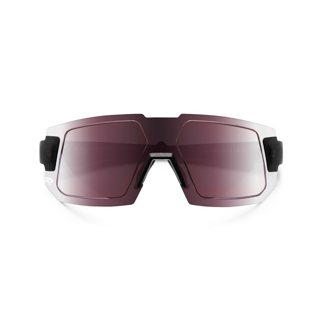 Vorderansicht einer sportlichen Sonnenbrille mit großer, einteiliger, violett getönter Linse, schwarzen Seitenbügeln und geometrischem, eckigem Design.