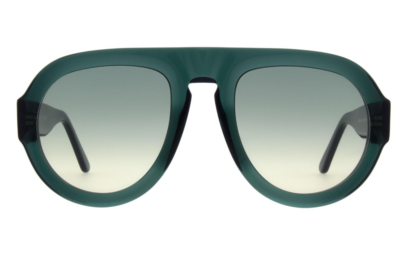 Eine übergroße, grün gerahmte Sonnenbrille mit großen, leicht abgerundeten Gläsern und einem Farbverlauf von dunkel oben nach heller unten, nach vorne gerichtet vor einem weißen Hintergrund.
