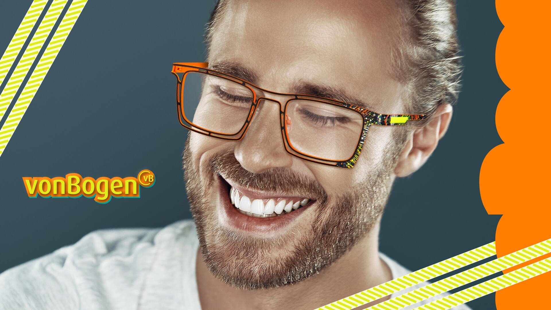 Ein lächelnder Mann mit Bart und langen Haaren trägt eine rechteckige orangefarbene Brille. Der Hintergrund ist grau mit gelben und orangefarbenen grafischen Akzenten und dem vonBogen-Logo auf der linken Seite.