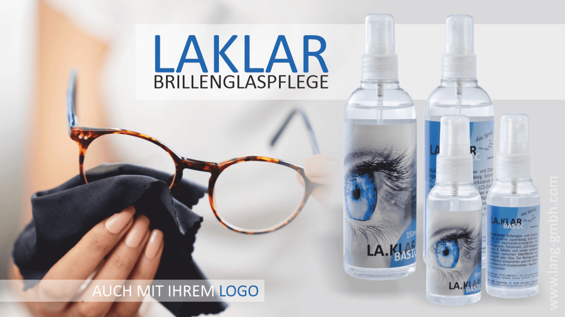 Eine Hand reinigt Brillengläser mit einem schwarzen Tuch. Daneben stehen vier Flaschen LAKLAR Brillenglaspflege mit einer Augengrafik. Der Text lautet LAKLAR BRILLENGLASPFLGE und AUCH MIT IHREM LOGO.