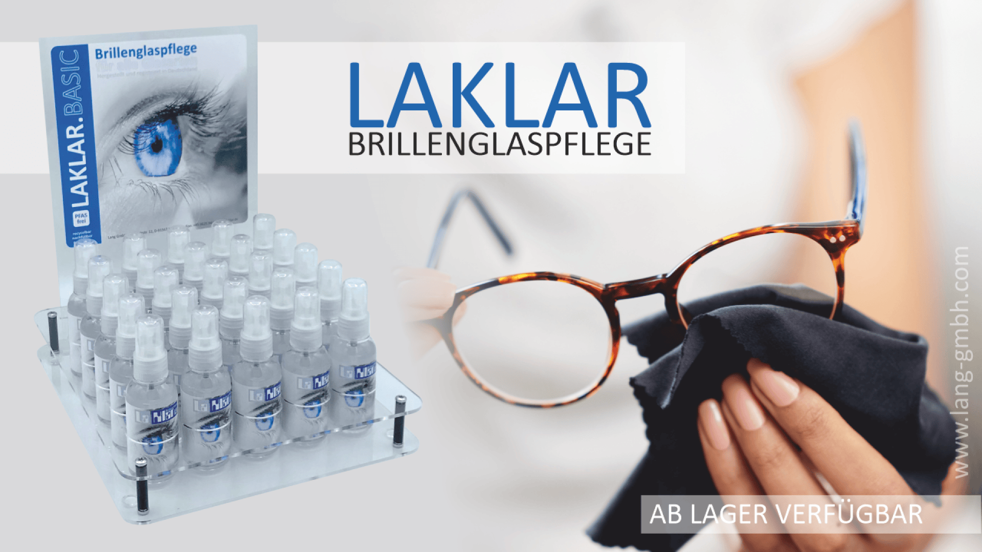 Anzeige von LAKLAR Brillenreinigungssprayflaschen neben einer Nahaufnahme einer Hand, die eine Schildpattbrille mit einem Tuch reinigt. Der Text lautet LAKLAR Brillenglaspflege und AB LAGER VERFÜGBAR.