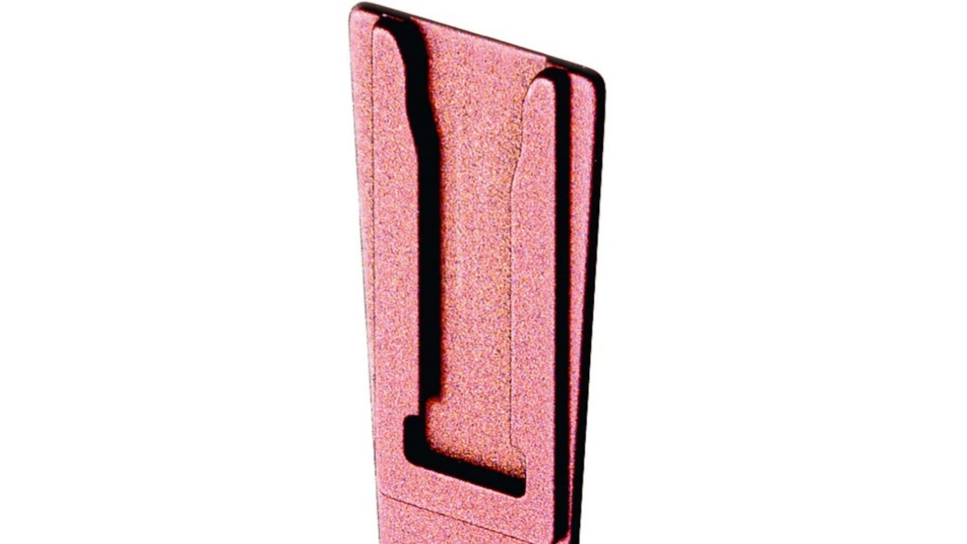 Nahaufnahme eines metallischen, rosafarbenen Brillenbügels  mit einem ausgeschnittenen Design, isoliert auf weißem Hintergrund.