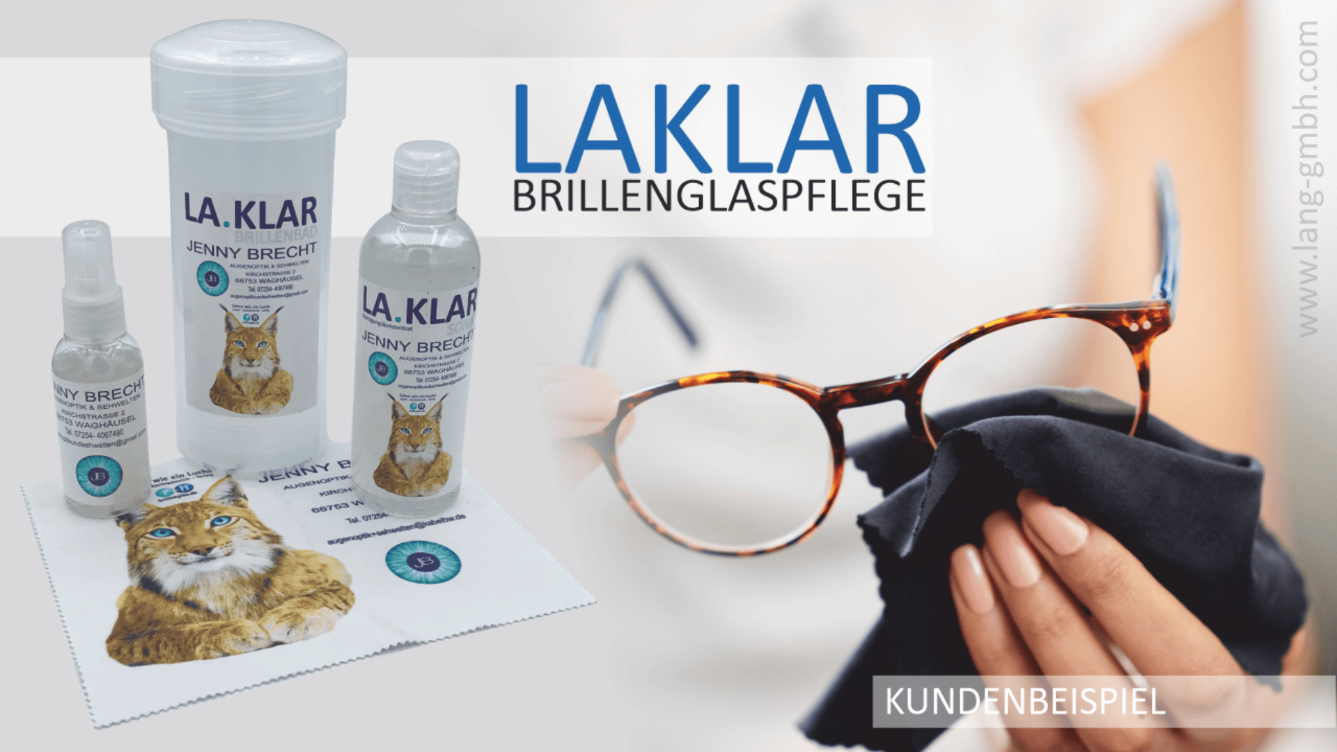 Flaschen mit LA.KLAR Brillenglasreinigungslösung, ein Reinigungstuch mit einem Katzenmotiv und eine Nahaufnahme von Händen, die Schildpattbrillen mit einem Tuch reinigen. Text: LAKLAR Brillenglaspflege und Kundenbeispiel.