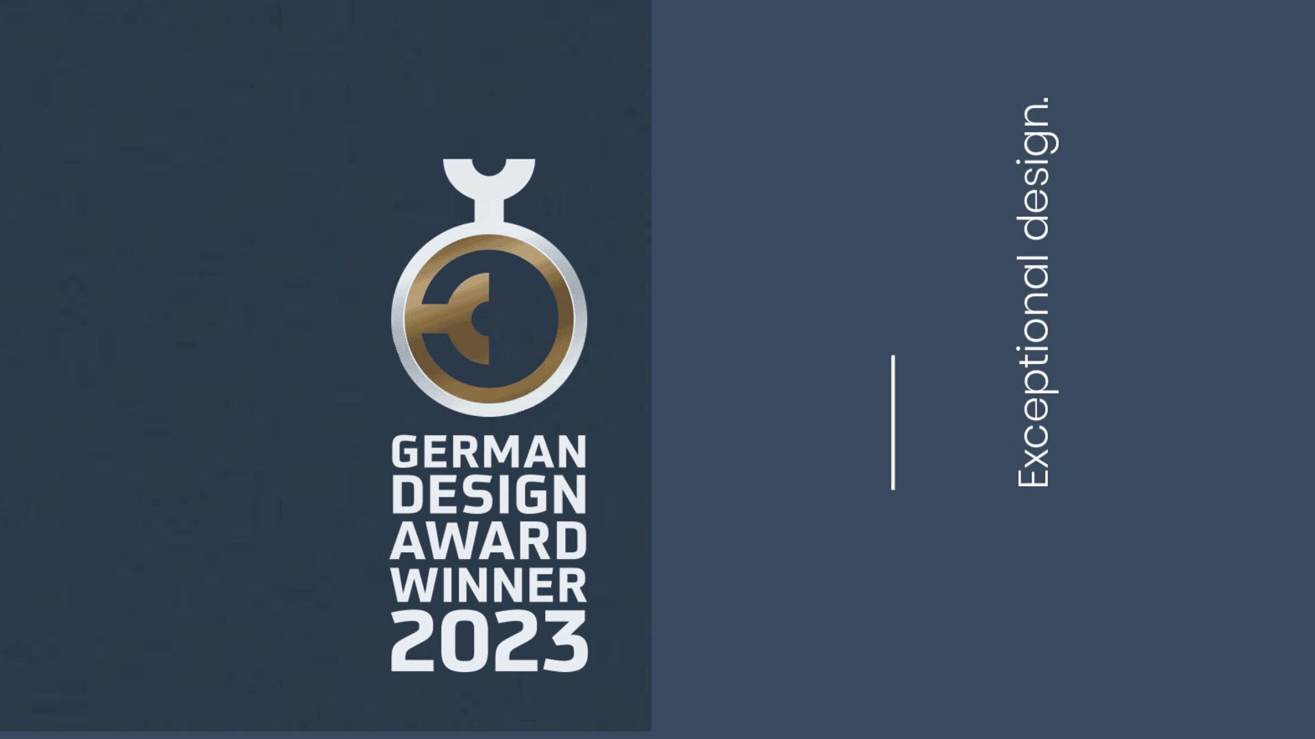 Ein goldenes und silbernes Medaillensymbol über dem fettgedruckten Text "German Design Award Winner 2023" auf blauem Hintergrund. Rechts daneben steht senkrecht: "Außergewöhnliches Design".