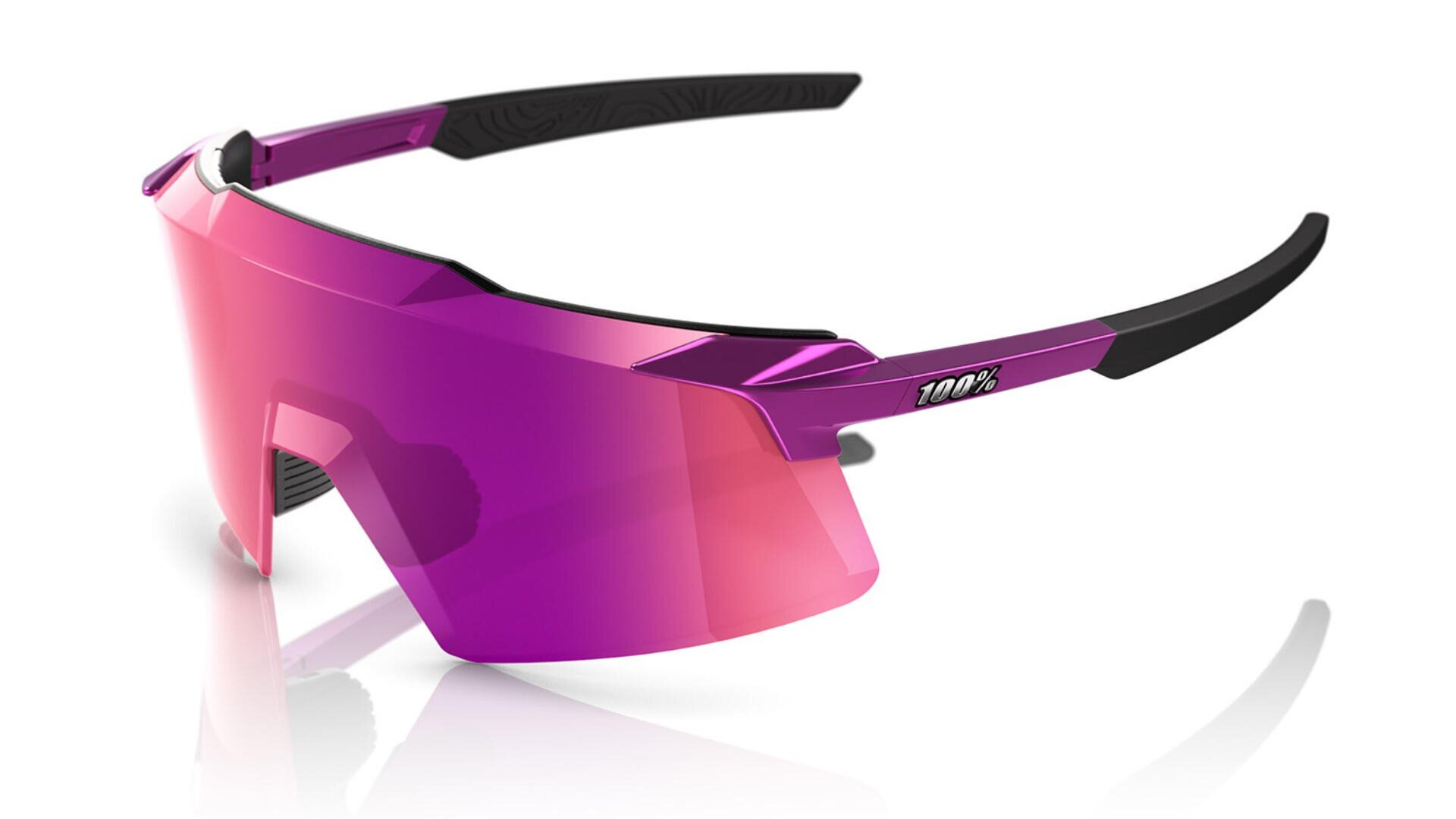 Eine futuristische, eckige Sport-Sonnenbrille mit nahtlos rosa-violetten Spiegelgläsern und schwarzen Akzenten an den Bügeln, die auf einer weißen reflektierenden Oberfläche abgebildet sind.