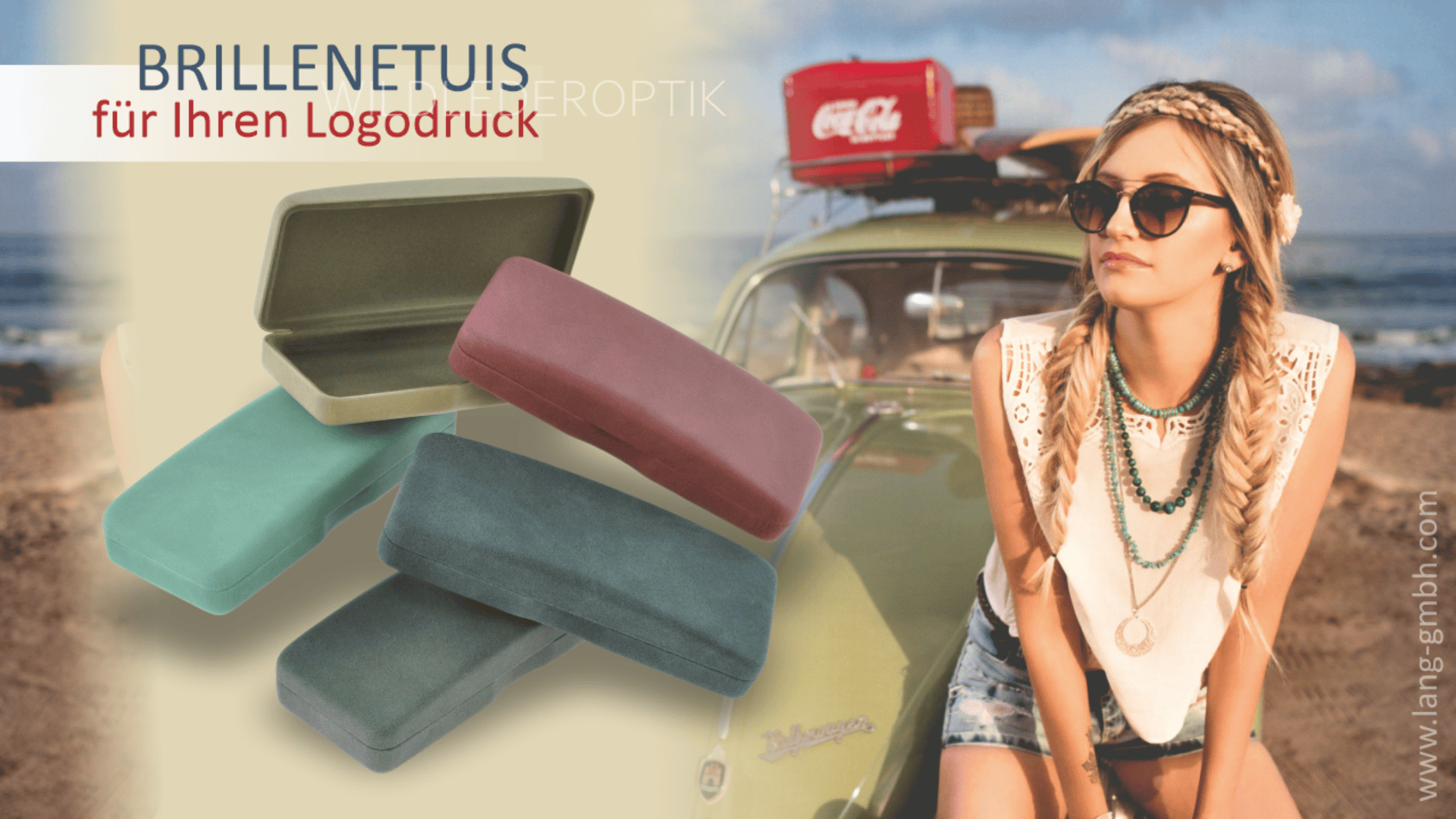 Eine junge Frau mit Sonnenbrille sitzt auf einem Oldtimer am Strand. Vier farbige Brillenetuis sind ausgestellt. Der Text lautet: Brillenetuis für Ihren Logodruck. Die Website www.langgmbh.com ist sichtbar.