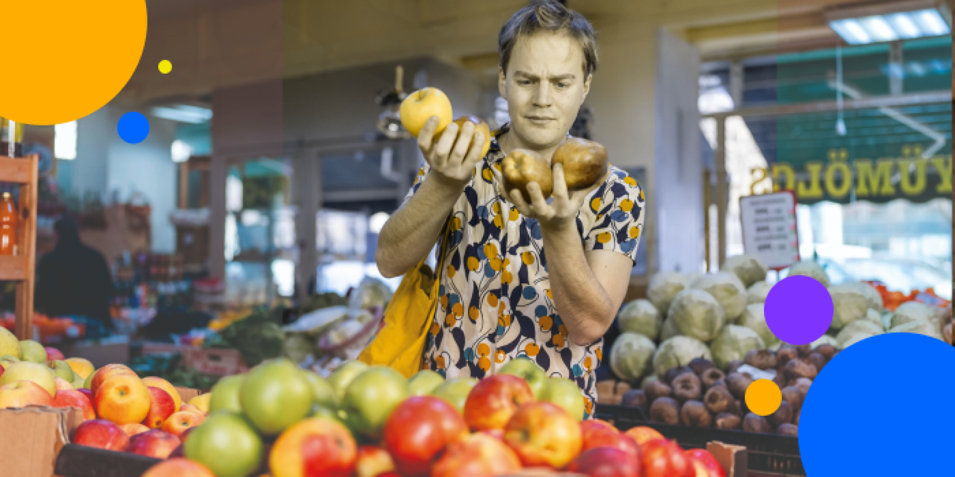 Eine Person an einem Marktstand prüft zwei Obststücke, umgeben von Äpfeln und anderen Produkten. Leuchtend bunte Kreise überlagern das Bild und sorgen für einen spielerischen Effekt.