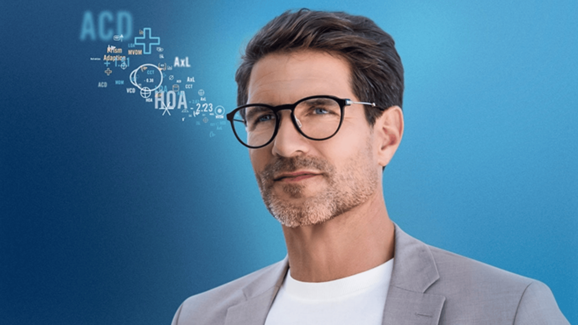 Ein Mann mit kurzen braunen Haaren, der eine Brille, einen hellgrauen Blazer und ein weißes Hemd trägt, steht vor einem blauen Hintergrund mit digitalen medizinischen Symbolen und Text neben seinem Kopf.