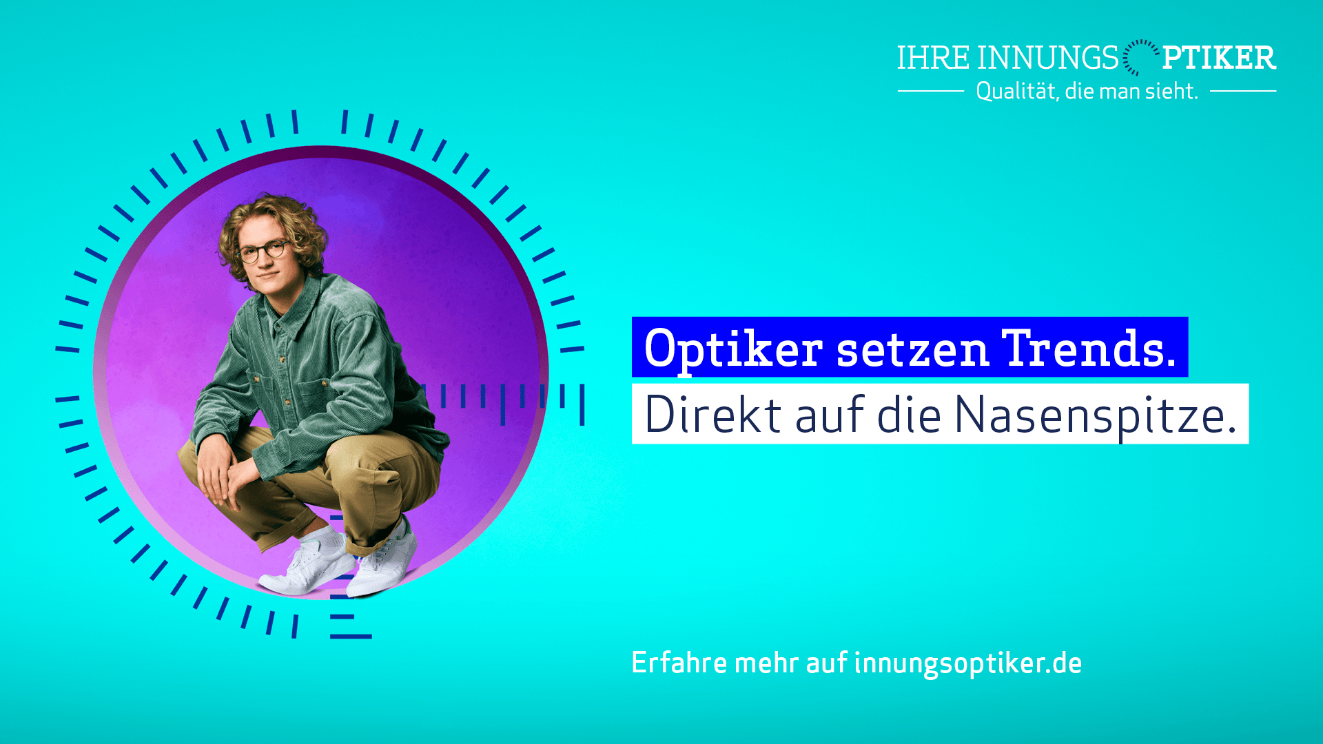 Ein junger Mann mit lockigem Haar und Brille hockt in einem runden Rahmen auf einem blauen Hintergrund mit Farbverlauf. Der Text lautet: Optiker setzen Trends. Direkt auf die Nasenspitze. und Erfahre mehr auf innungsoptiker.de.