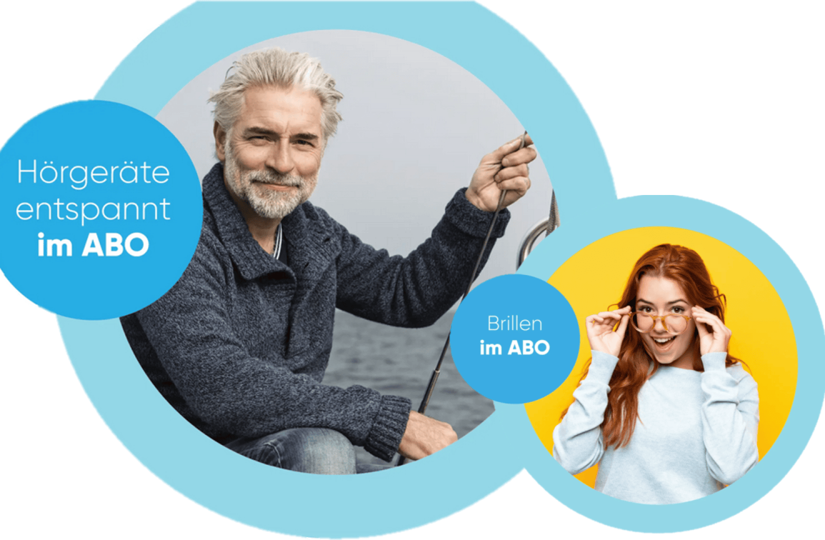 Ein lächelnder älterer Mann mit grauen Haaren und Bart sitzt am Wasser, während eine junge Frau mit langen roten Haaren, die eine Brille trägt, lächelt und ihre Brille zurechtrückt. Der deutsche Text wirbt für Hörgeräte und Brillenabonnements.
