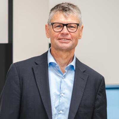 Dr. Gregor Esser
