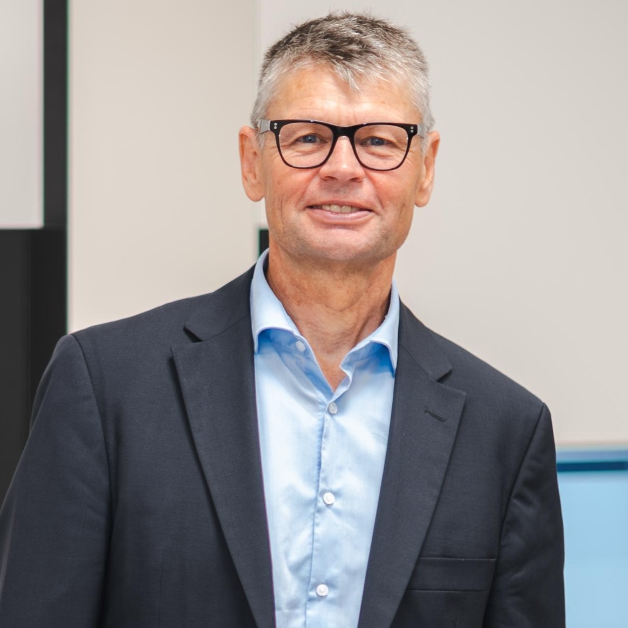 Dr. Gregor Esser